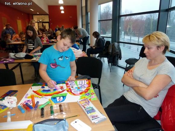 Dzieci rysują w zaczarowanym ogrodzie