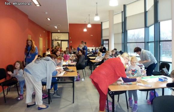 Dzieci rysują w zaczarowanym ogrodzie