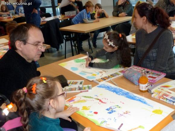 Dzieci rysują w zaczarowanym ogrodzie