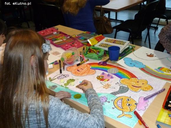 Dzieci rysują w zaczarowanym ogrodzie