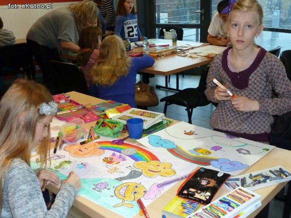 Dzieci rysują w zaczarowanym ogrodzie