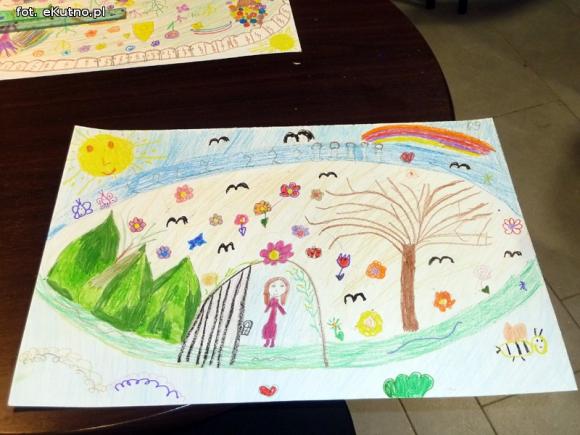 Dzieci rysują w zaczarowanym ogrodzie