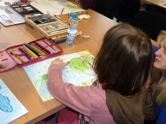 Dzieci rysują w zaczarowanym ogrodzie