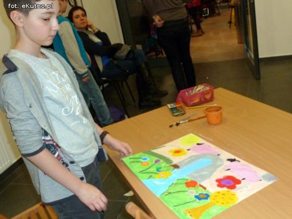 Dzieci rysują w zaczarowanym ogrodzie