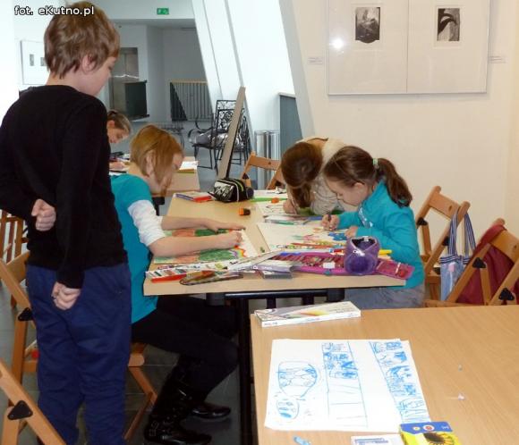 Dzieci rysują w zaczarowanym ogrodzie