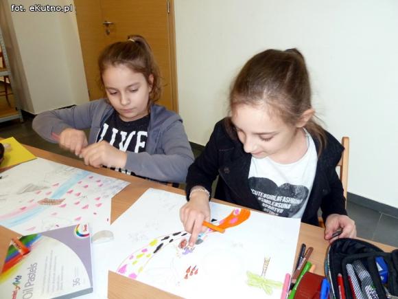 Dzieci rysują w zaczarowanym ogrodzie