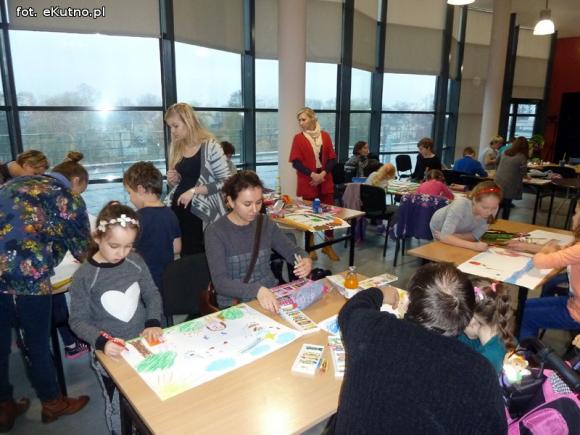 Dzieci rysują w zaczarowanym ogrodzie