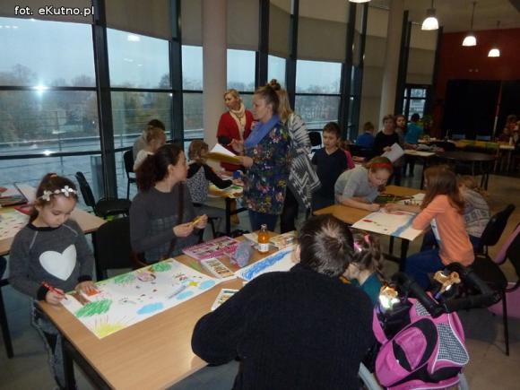 Dzieci rysują w zaczarowanym ogrodzie