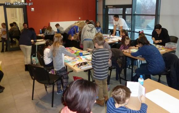 Dzieci rysują w zaczarowanym ogrodzie