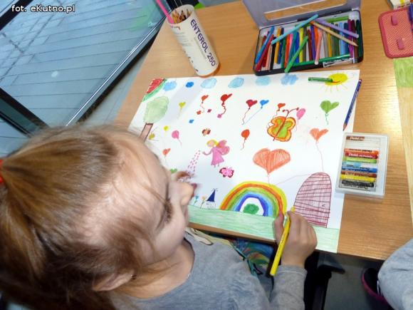 Dzieci rysują w zaczarowanym ogrodzie