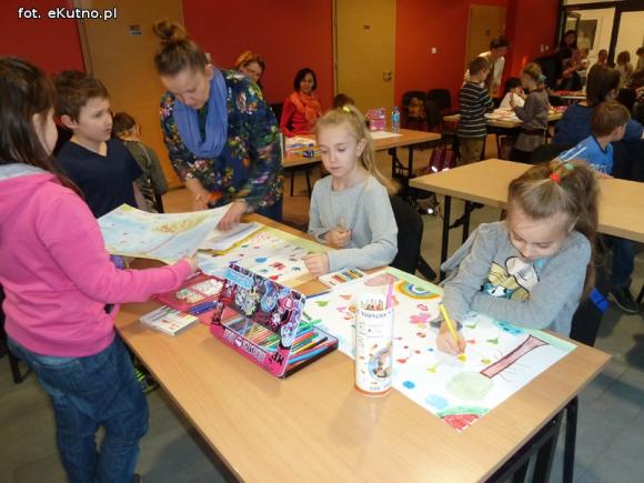 Dzieci rysują w zaczarowanym ogrodzie