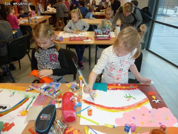 Dzieci rysują w zaczarowanym ogrodzie