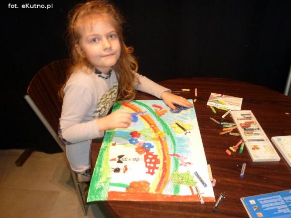 Dzieci rysują w zaczarowanym ogrodzie