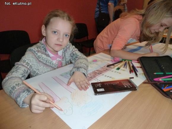 Dzieci rysują w zaczarowanym ogrodzie