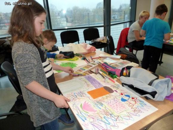 Dzieci rysują w zaczarowanym ogrodzie