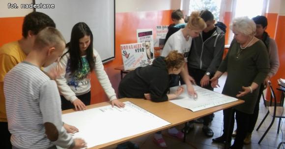 Dopalacze kradną życie. Mini warsztaty w MOS w Żychlinie