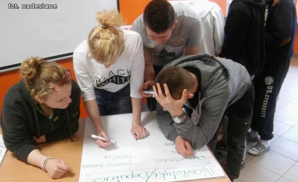 Dopalacze kradną życie. Mini warsztaty w MOS w Żychlinie