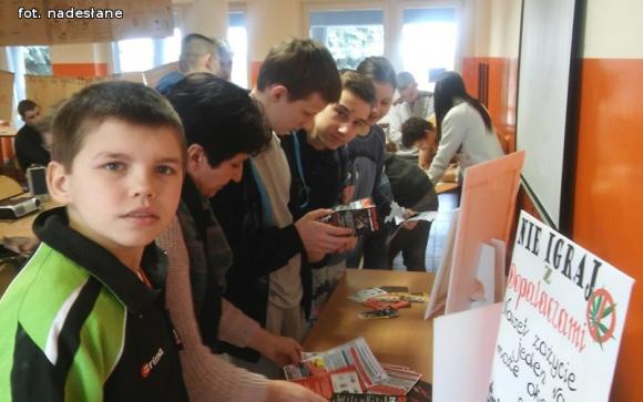 Dopalacze kradną życie. Mini warsztaty w MOS w Żychlinie