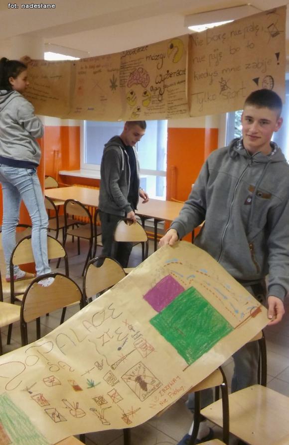 Dopalacze kradną życie. Mini warsztaty w MOS w Żychlinie