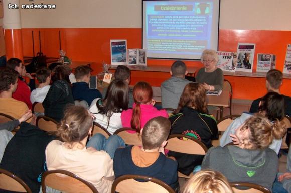 Dopalacze kradną życie. Mini warsztaty w MOS w Żychlinie