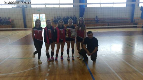 Dziewczęta z Dąbrowszczaka mistrzyniami powiatu w siatkówce