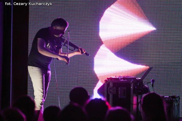 Dźwięki mają kolor. Odkrywanie nowych przestrzeni z sztuce