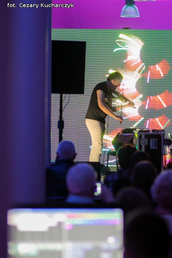 Dźwięki mają kolor. Odkrywanie nowych przestrzeni z sztuce