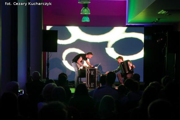 Dźwięki mają kolor. Odkrywanie nowych przestrzeni z sztuce