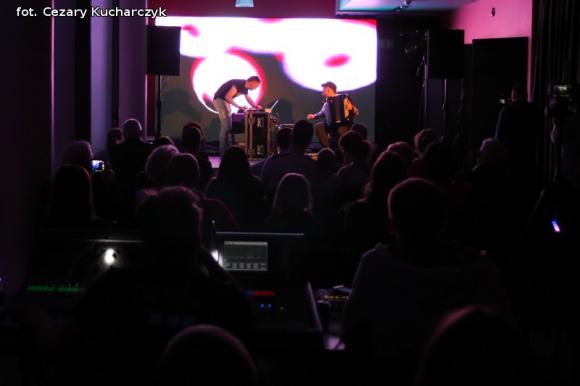 Dźwięki mają kolor. Odkrywanie nowych przestrzeni z sztuce