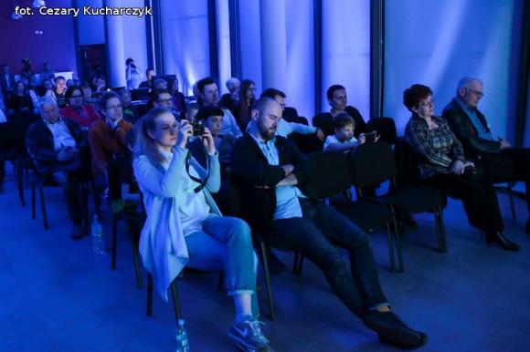 Dźwięki mają kolor. Odkrywanie nowych przestrzeni z sztuce