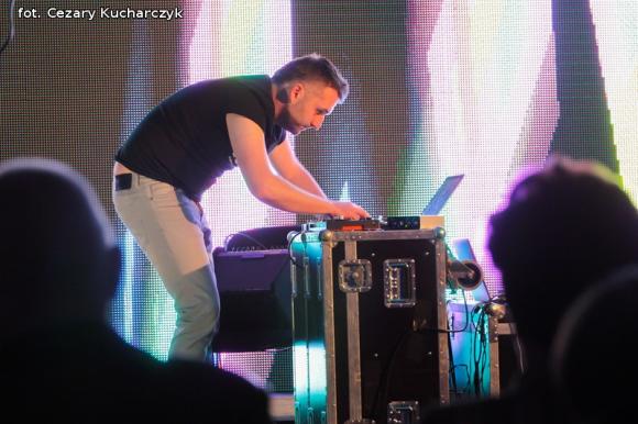 Dźwięki mają kolor. Odkrywanie nowych przestrzeni z sztuce