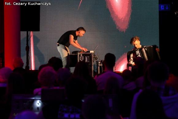 Dźwięki mają kolor. Odkrywanie nowych przestrzeni z sztuce