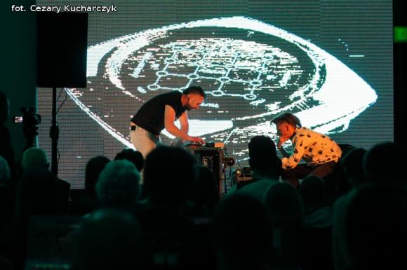 Dźwięki mają kolor. Odkrywanie nowych przestrzeni z sztuce