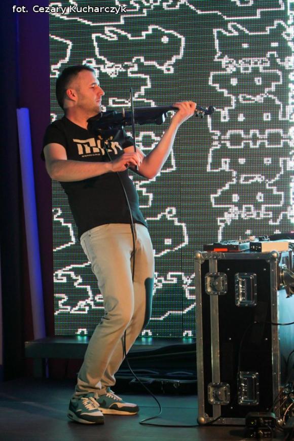 Dźwięki mają kolor. Odkrywanie nowych przestrzeni z sztuce