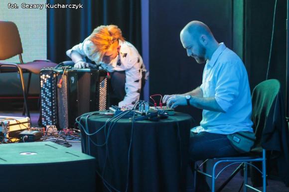 Dźwięki mają kolor. Odkrywanie nowych przestrzeni z sztuce