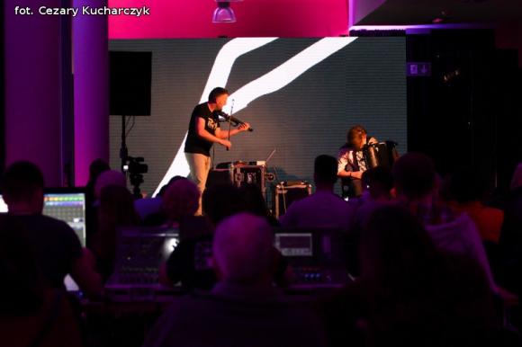 Dźwięki mają kolor. Odkrywanie nowych przestrzeni z sztuce