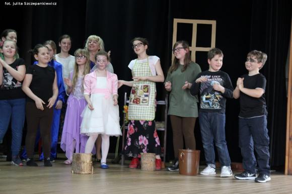 Bajkowa premiera i rozdanie nagród laureatom konkursu plastycznego w Krośniewicach