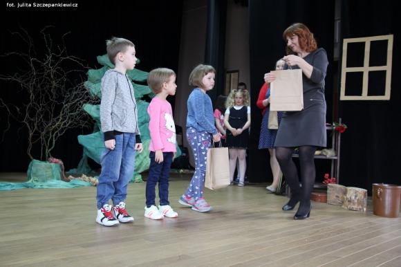 Bajkowa premiera i rozdanie nagród laureatom konkursu plastycznego w Krośniewicach