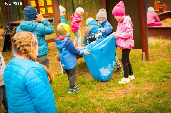 Czyste powietrze wokół nas. Dzieci z powiatu kutnowskiego biorą udział w akcji ekologicznej