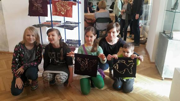 Warsztaty batiku w muzeum