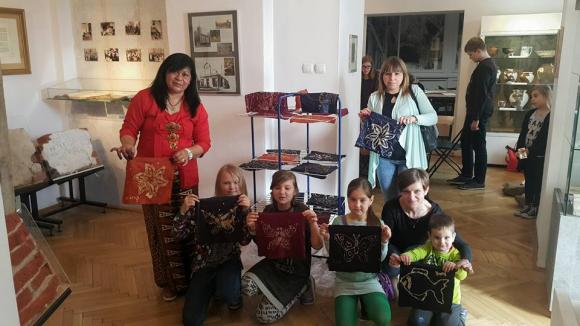 Warsztaty batiku w muzeum