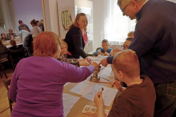 Warsztaty batiku w muzeum