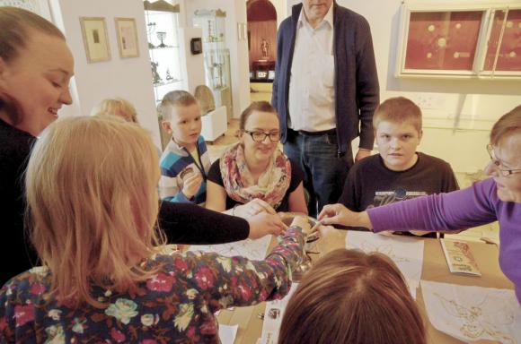 Warsztaty batiku w muzeum