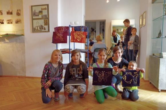Warsztaty batiku w muzeum