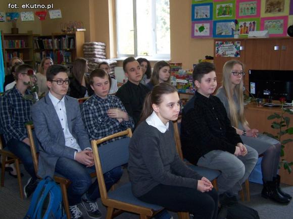 Gimnazjaliści - laureaci konkursu Pięknie być człowiekiem