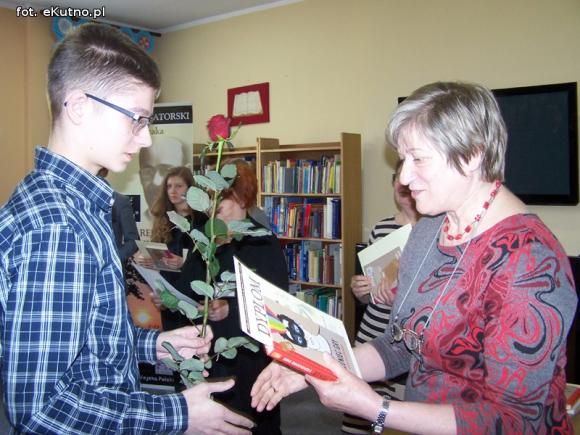 Gimnazjaliści - laureaci konkursu Pięknie być człowiekiem