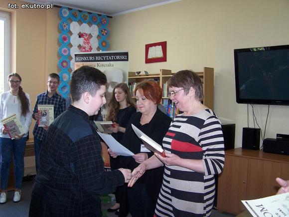 Gimnazjaliści - laureaci konkursu Pięknie być człowiekiem