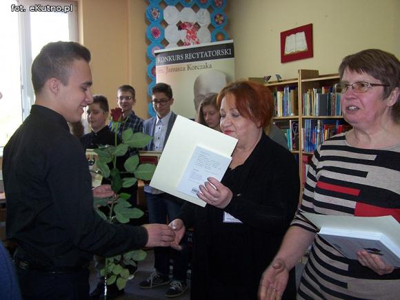 Gimnazjaliści - laureaci konkursu Pięknie być człowiekiem