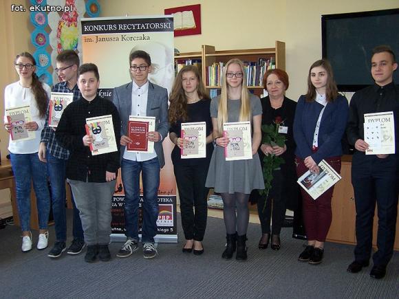 Gimnazjaliści - laureaci konkursu Pięknie być człowiekiem