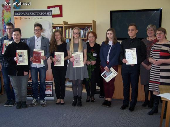 Gimnazjaliści - laureaci konkursu Pięknie być człowiekiem